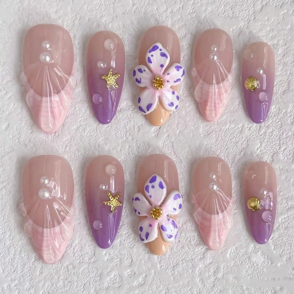 Künstlerisches Press-On-Nagelset mit floralen Akzenten
