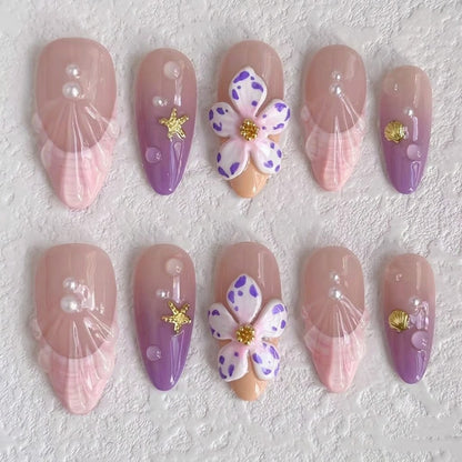 Künstlerisches Press-On-Nagelset mit floralen Akzenten