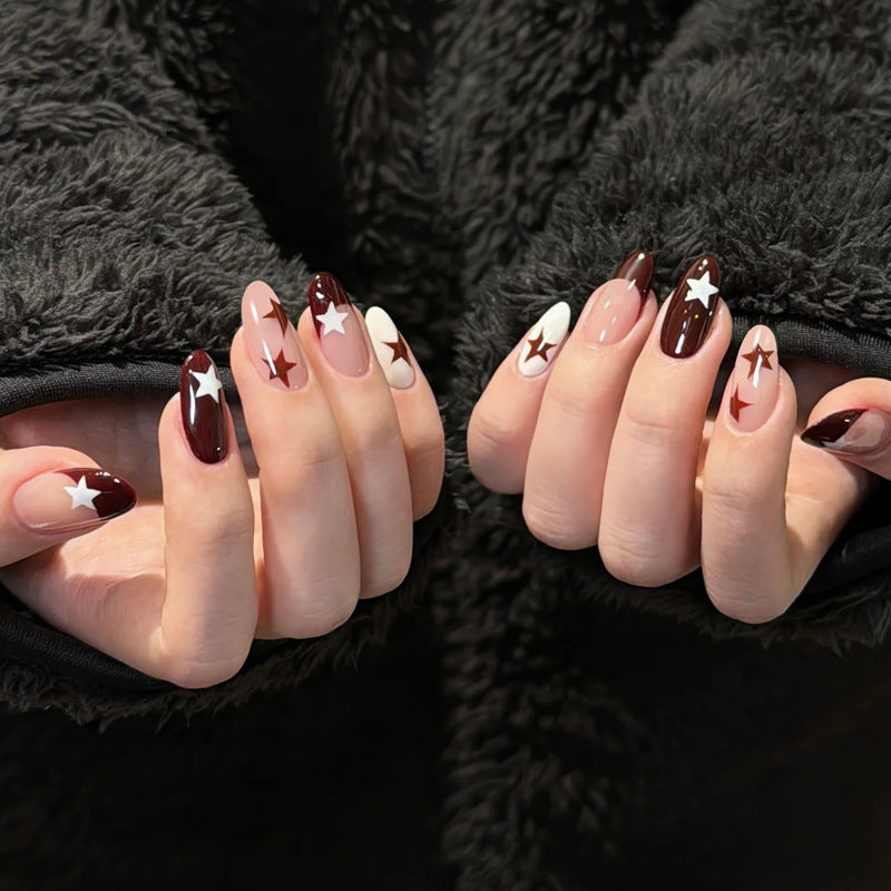 Elegante Druck-Nageltips mit goldenen Akzenten Brehn