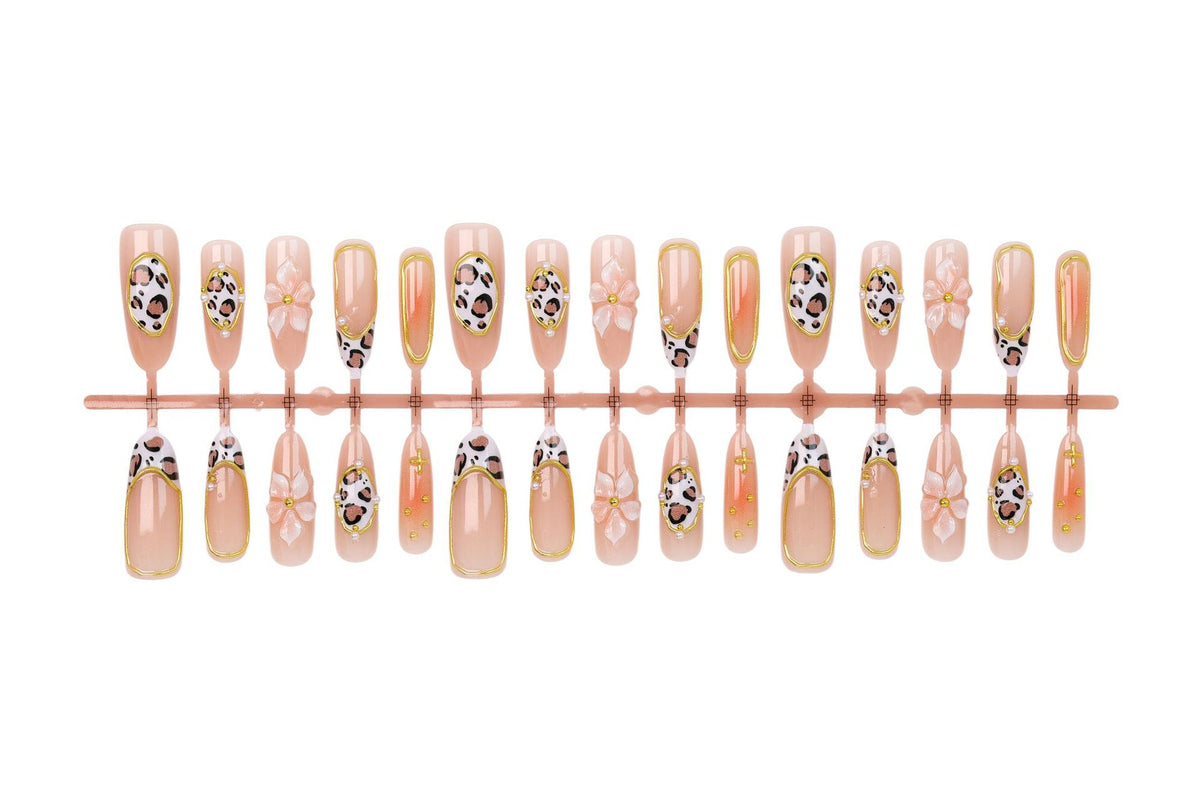Kunstnagelset mit floralen und tierischen Akzenten Brehn