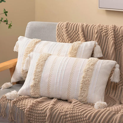 Quadratischer Boho-Kissenbezug mit handgewebter Struktur, Chenille‑Bordüren und Eckquasten Brehn