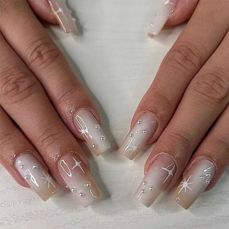 Kunstvolle Gel-Nägel mit elegantem Floral-Design und Glitzerakzenten Brehn