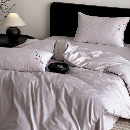 Premium-Jacquard-Bettgarnitur mit dezent geprägtem Rosenmuster und Stickbordüre