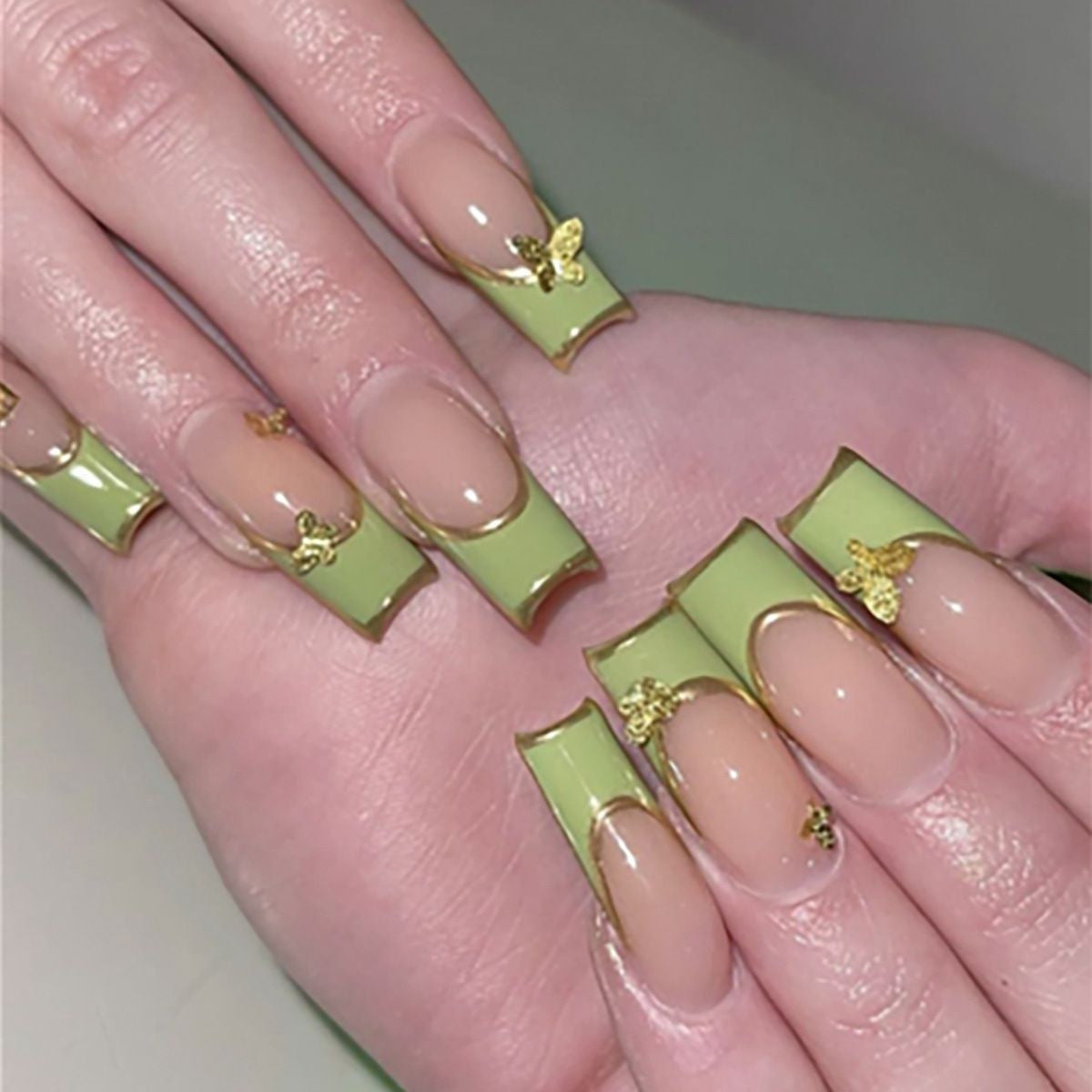 Künstlerisches Press-On-Nagelset mit himmlischem Design Brehn