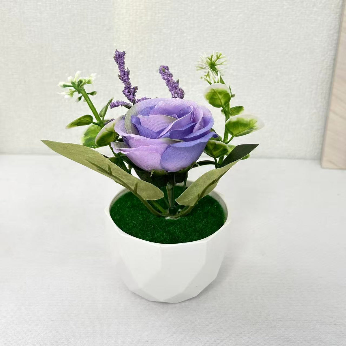 Dekorative Blumenarrangement für die Wohnkulturanzeige