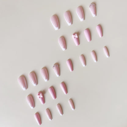 Kunstnagelset mit verspielten Schleifen und Glitzerakzenten Brehn