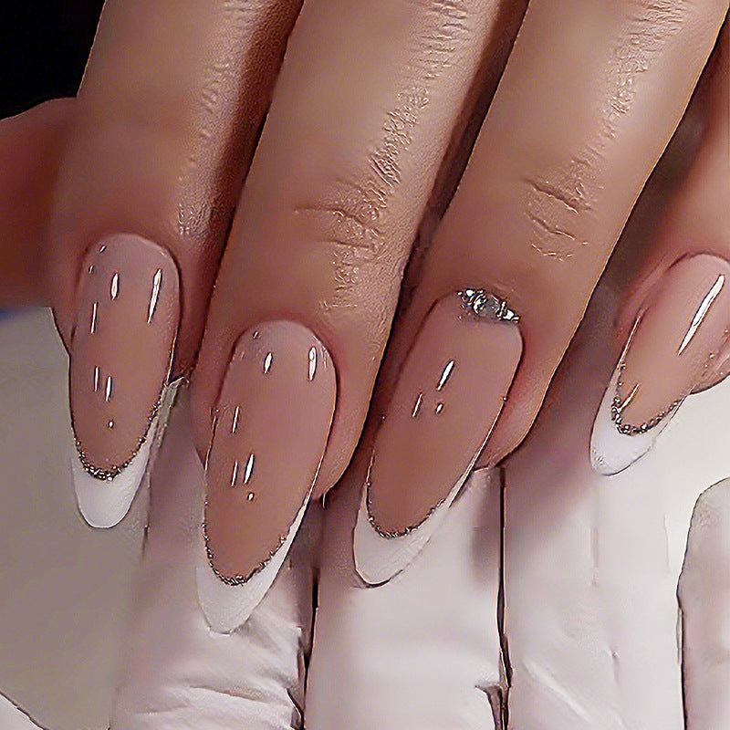 Elegantes Press-On-Nagelset mit glitzernden silbernen Rändern Brehn