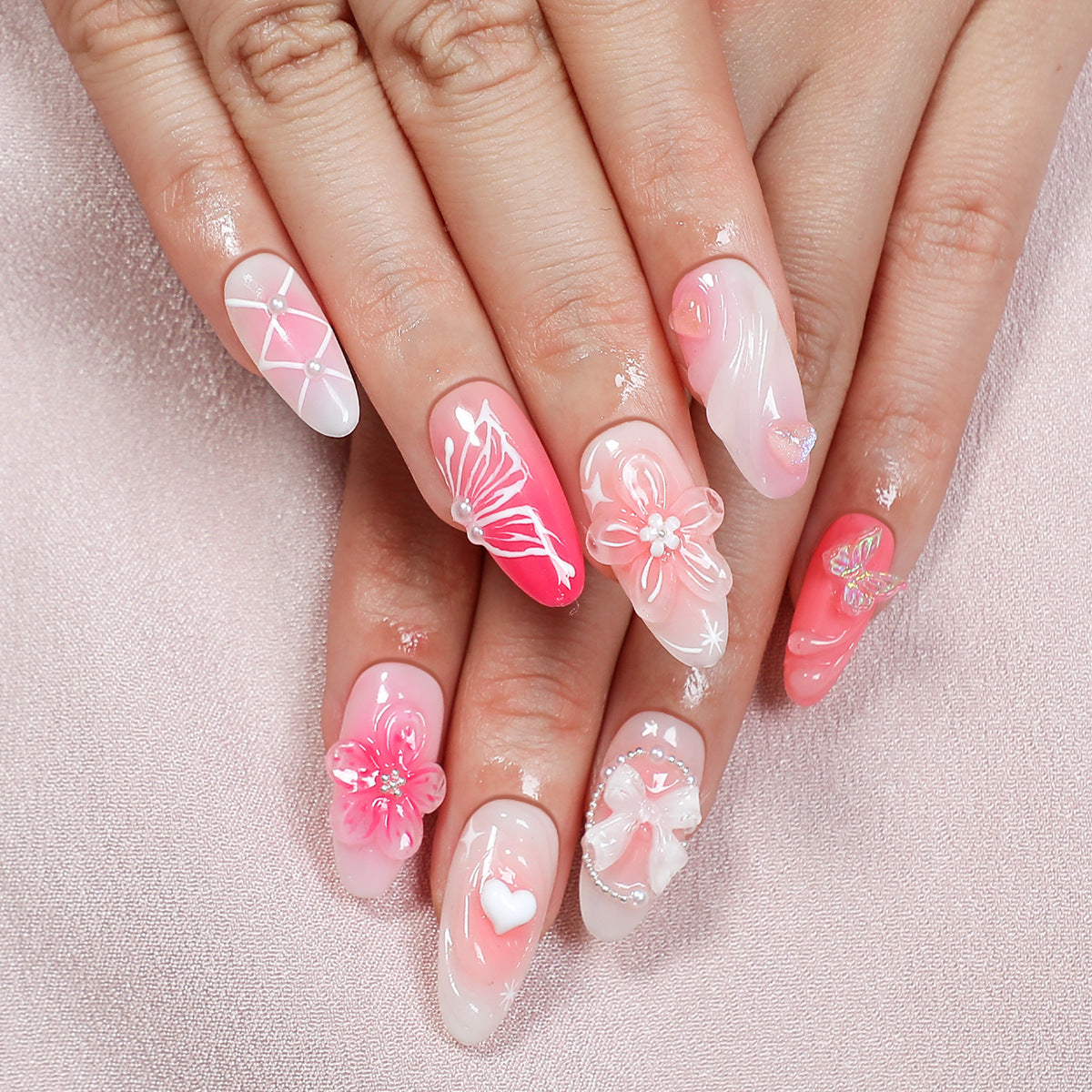 Kreatives Druck-Nagelset mit floralen Designs und dekorativen Akzenten Brehn