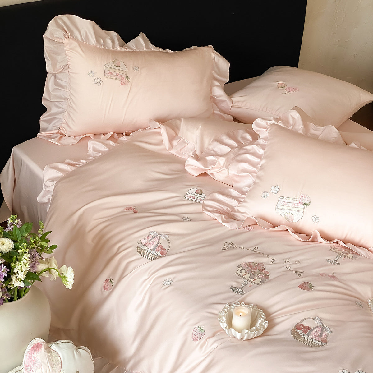 Luxuriöses Satin-Bettwäsche-Set mit Rüschen und handähnlicher Dessert-Stickerei