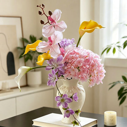 Elegante gemischte Blumenarrangements für schöne Innenräume
