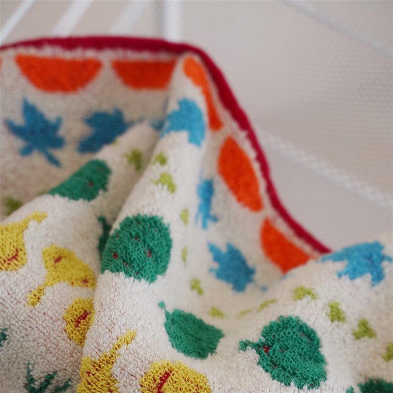 Hochsaugfähiges Frottier-Küchentuch mit fröhlichem Gemüse- und Blumenmotiv