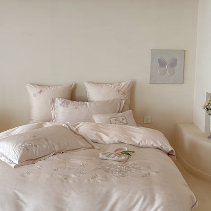Luxuriöses gesticktes Satin Bettbezug Set mit dekorativen Kissenbezügen