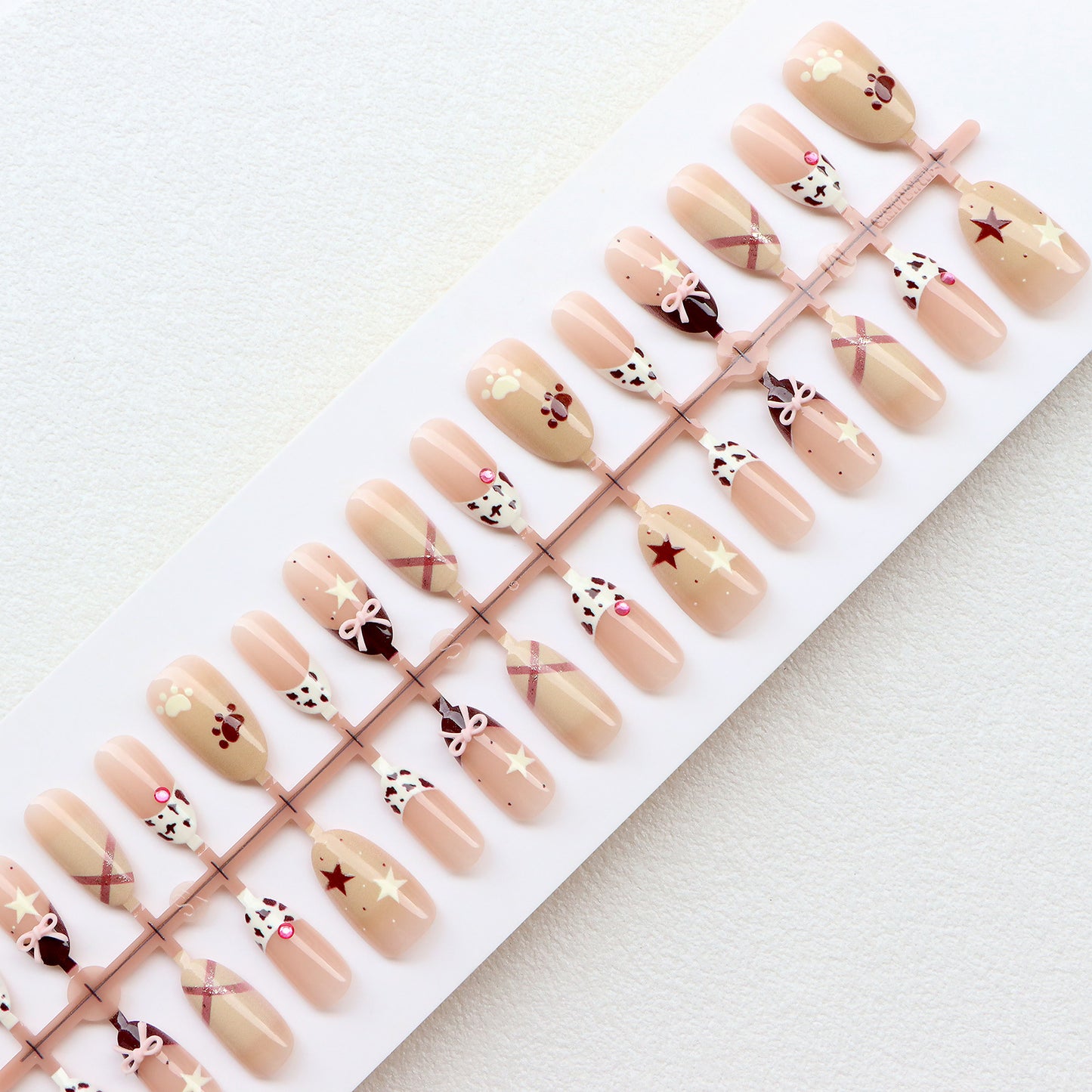 Thematische Press-On Nail Art Set mit charmanten Designs Brehn