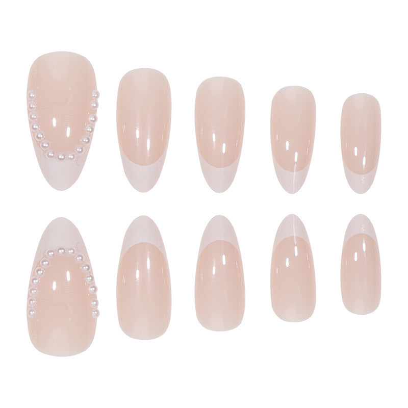 Kunstnagelset mit eleganten Spitzen und Perlverzierungen Brehn