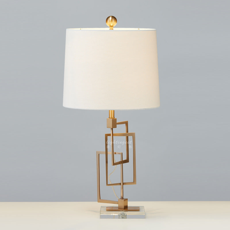Geometrische Tischlampe mit luxuriösem Metallbasis