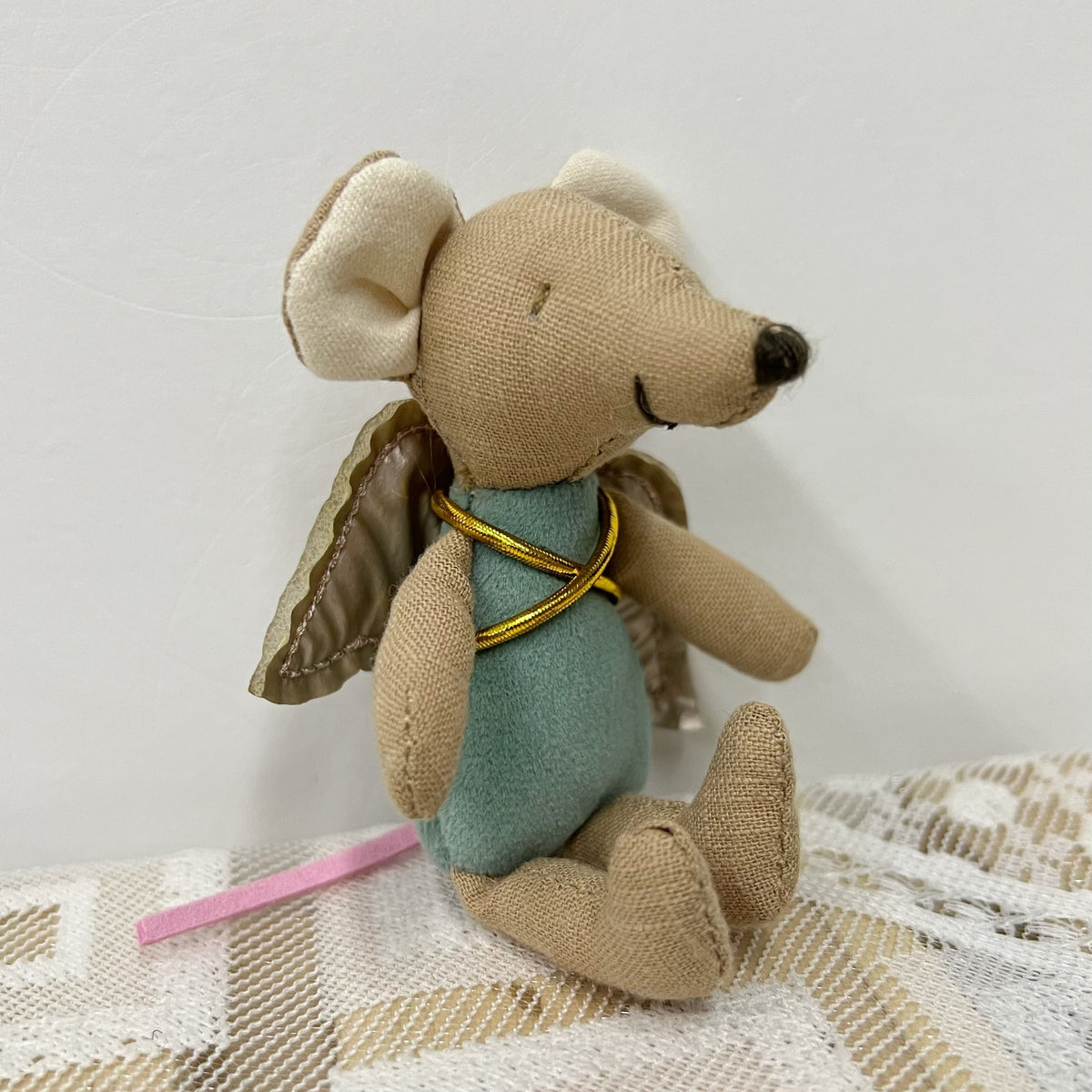 Vintage-inspirierte genähte Leinen-Elefant-Plüschpuppe mit gepunktetem Kleid