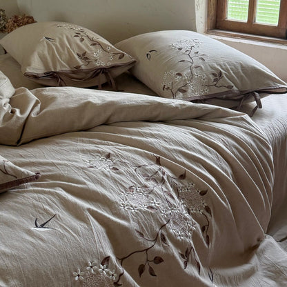 Bestickte Bettwäsche-Garnitur aus Leinenoptik mit Zierbändern und floraler Stickerei