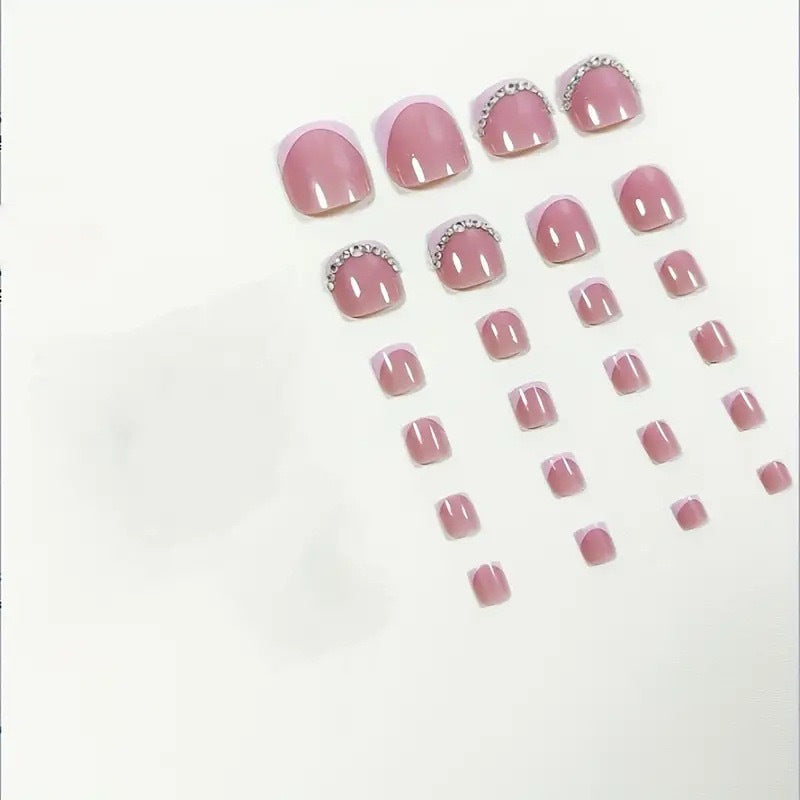 Fußnagelkunst-Set mit elegantem Design und Glitzerakzenten Brehn