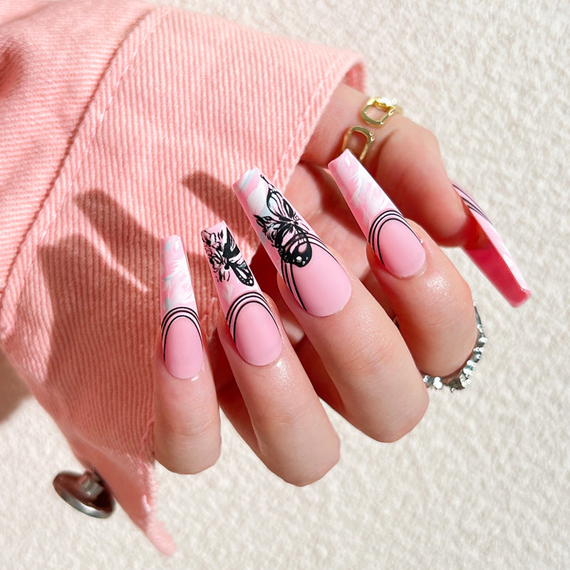 Künstliche Nagelkunst mit filigranen Schmetterlingsmotiven Brehn