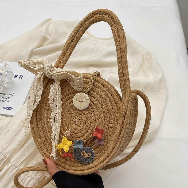 Handgefertigte Blumenakzent-Strohtasche