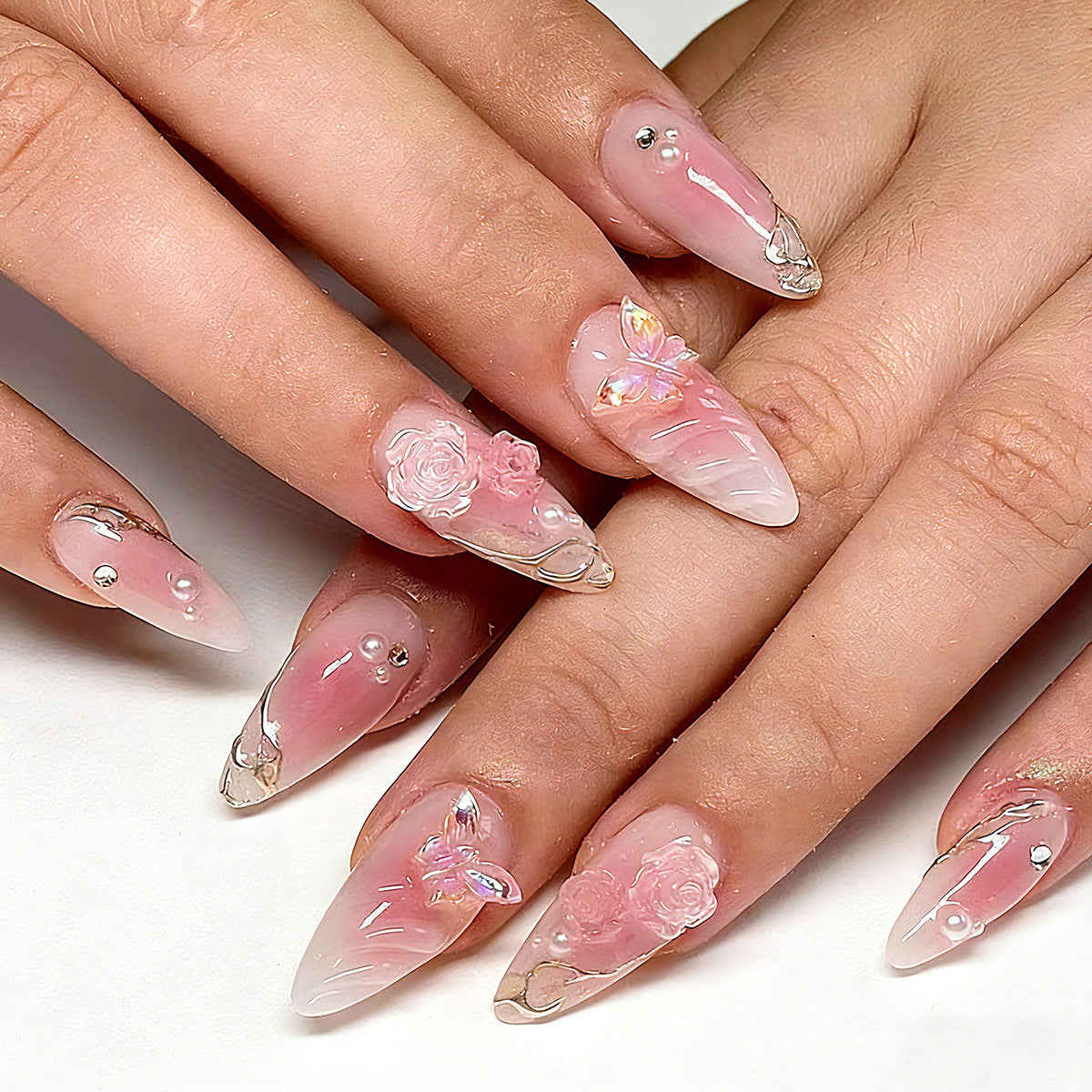 Kunstnägel mit zartem Rosen-Design und Glitzerakzenten Brehn