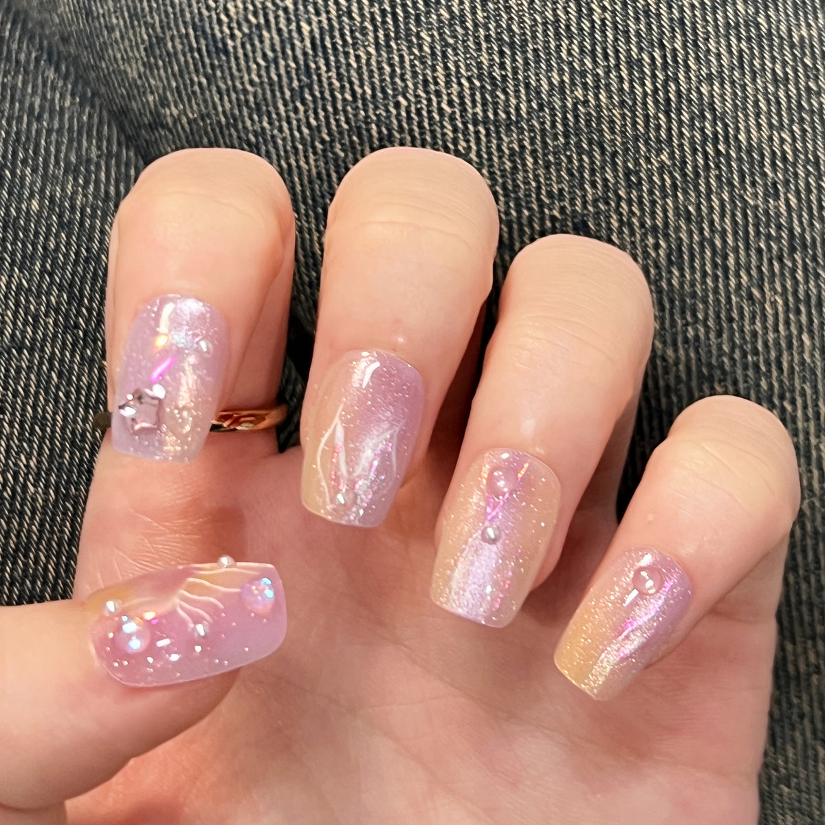 Künstliche Nagelkunst mit funkelnden Akzenten und transparentem Farbverlauf Brehn