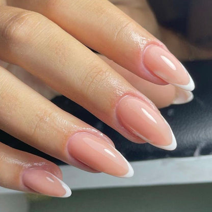 Kunstvolle Nagelverlängerungen im eleganten French-Tip Design Brehn