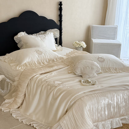 Elegantes besticktes Satin-Bettwäsche-Set mit Volantkissen und gesteppter Tagesdecke Brehn