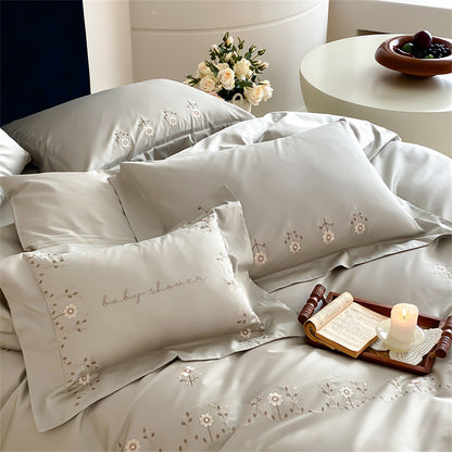 Bestickte Baumwollsatin Bettwäsche Set mit floralem Rand und dekorativen Kissenbezügen