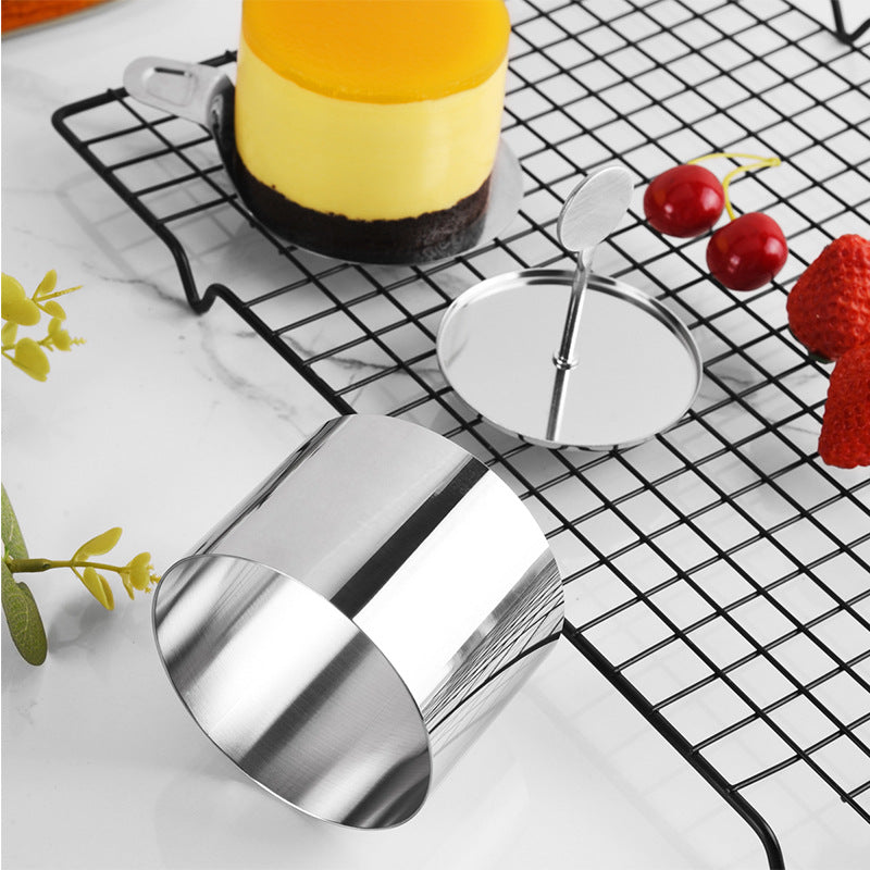 Mehrteiliges Edelstahl Mousse-Ringformen Set mit Ausheber und Griffen Brehn