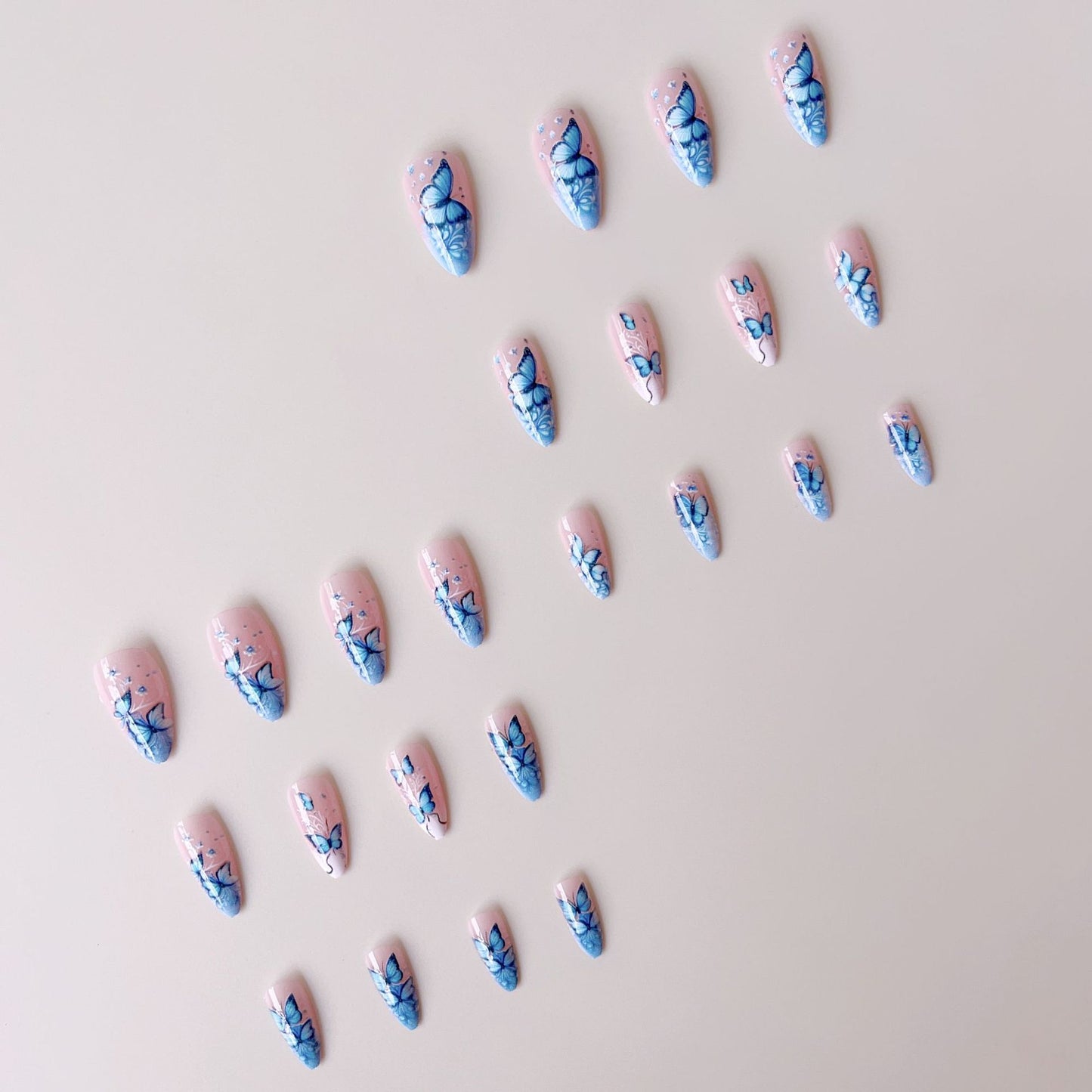 Kunstnagelset mit filigranen Schmetterlings- und Blütenmotiven Brehn
