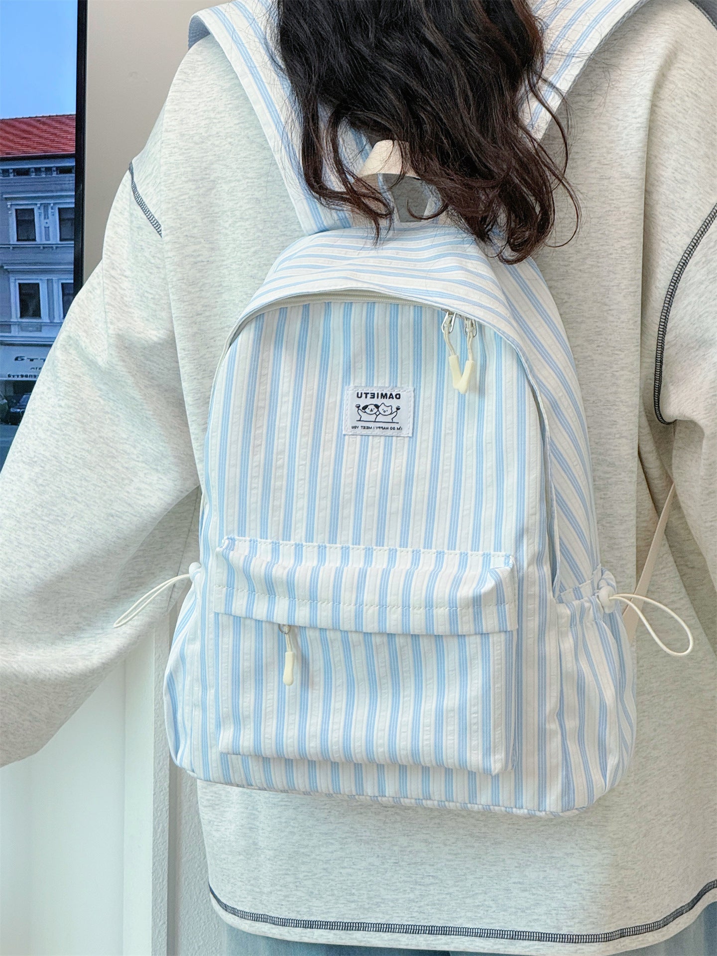Süßer gestreifter lässiger Schulrucksack