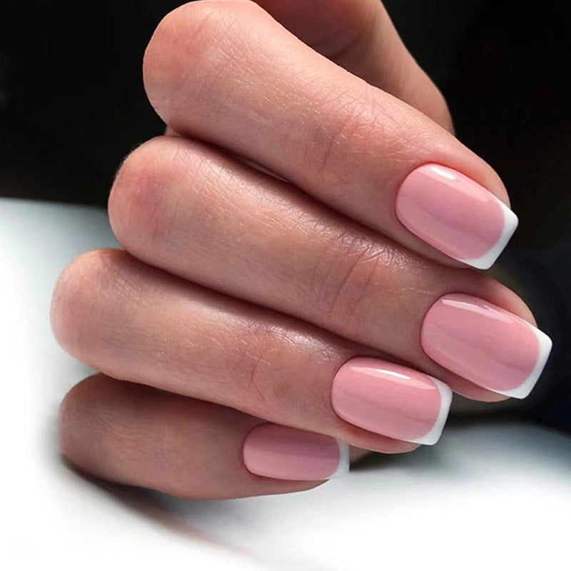 Kunstvolle Nagelverlängerungen mit klassischem französischen Design Brehn