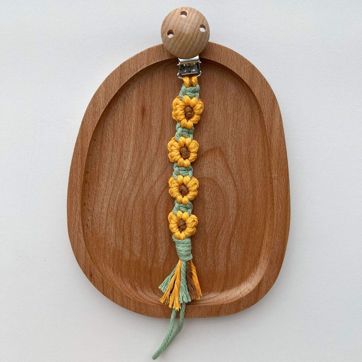 Makramee Blumen Schnullerclip mit Holz-Sicherheitsklammer