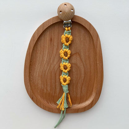 Makramee Blumen Schnullerclip mit Holz-Sicherheitsklammer