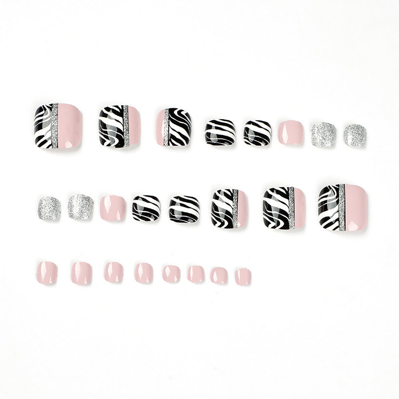 Kunstvolle Fußnagelkunst mit Zebra-Muster und Glitzerakzenten Brehn
