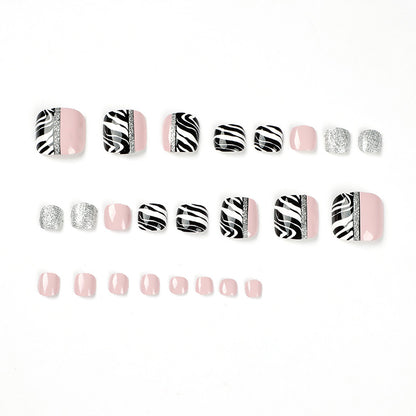 Kunstvolle Fußnagelkunst mit Zebra-Muster und Glitzerakzenten Brehn