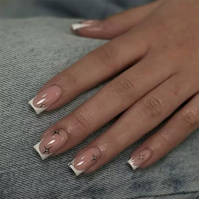 Künstliche Nagelspitzen mit eleganten French-Spitzen Brehn