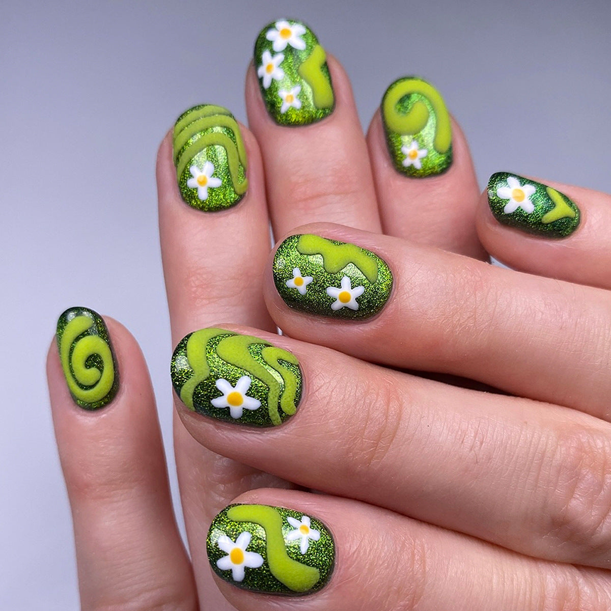 Kunstfingernägel mit Floralen und Glitzernden Akzenten Brehn