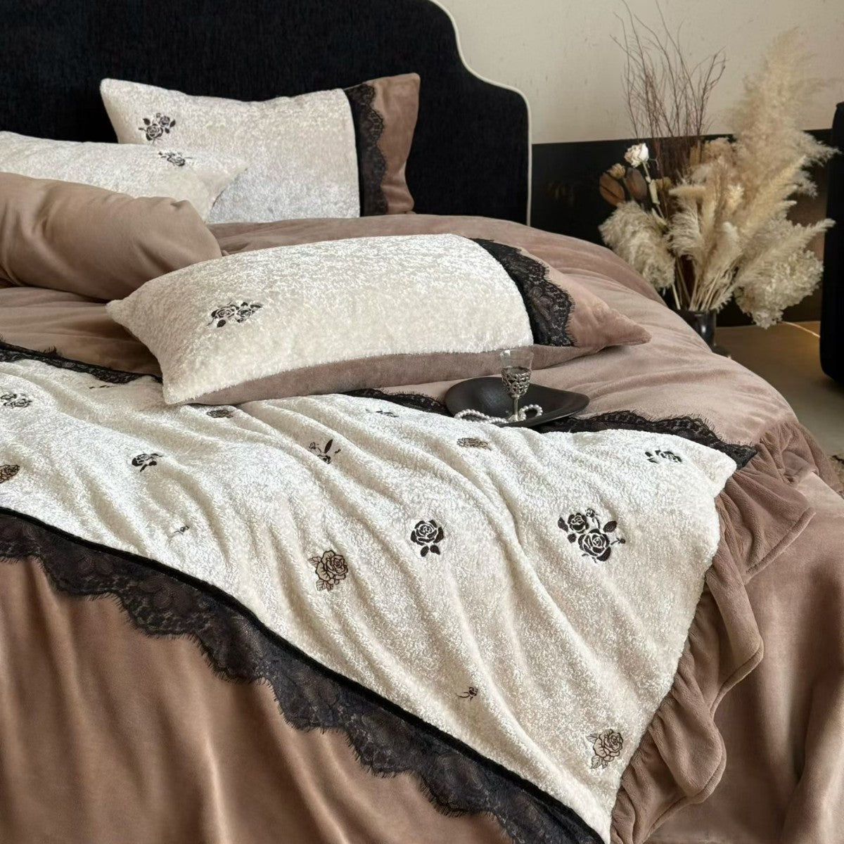 Wendbares Microfleece- und Samt-Bettwäsche-Set mit Rosenstickerei und Spitzenapplikation