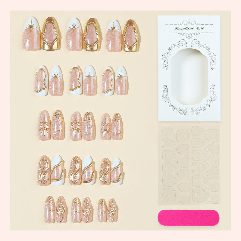 Kunstnagelset mit luxuriösen Goldakzenten Brehn