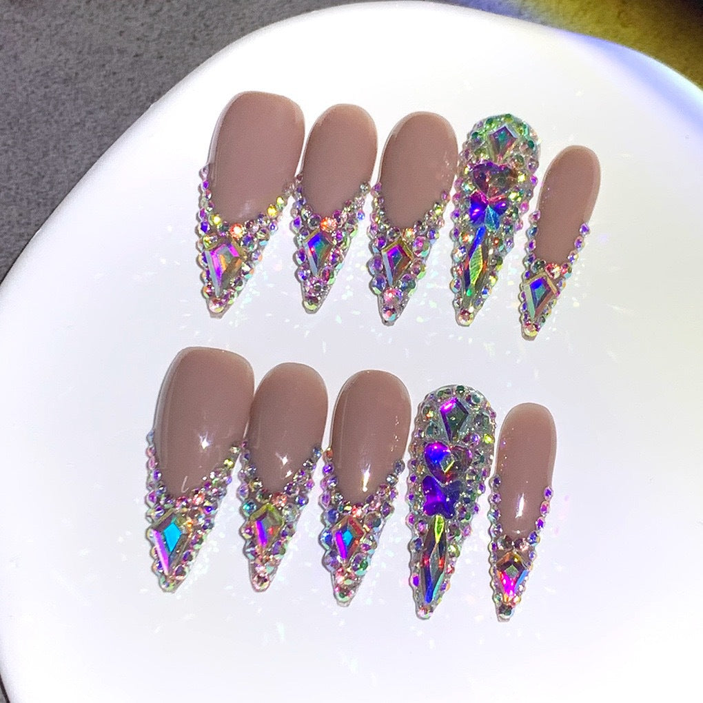 Glamouröse mit Strass verzierten Stiletto-Nagelverlängerungen Brehn