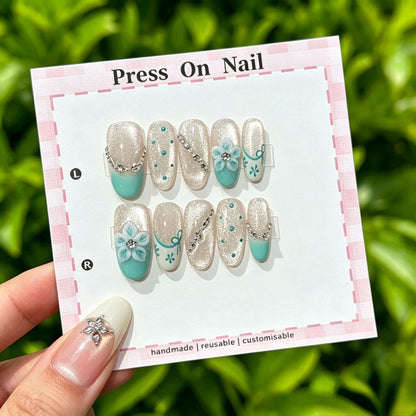 Künstlerisches Press-On Nail Art Set mit niedlichen Charakteren und Schleifenakzenten