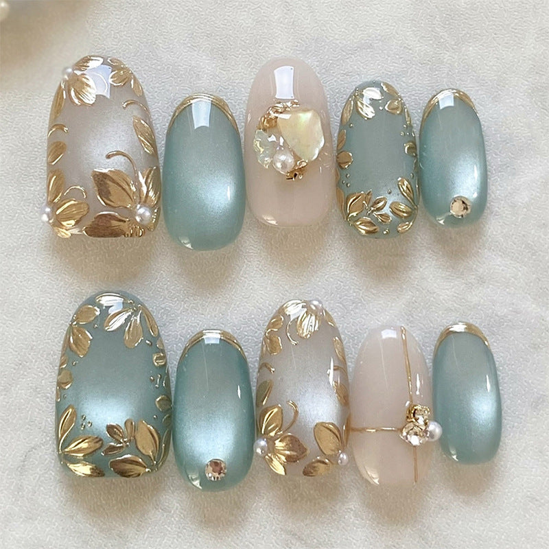 Kunstnagelset mit floralen Goldverzierungen Brehn
