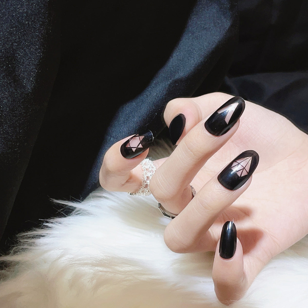 Künstlerisches Press-On-Nagelset mit geometrischen und symbolischen Designs