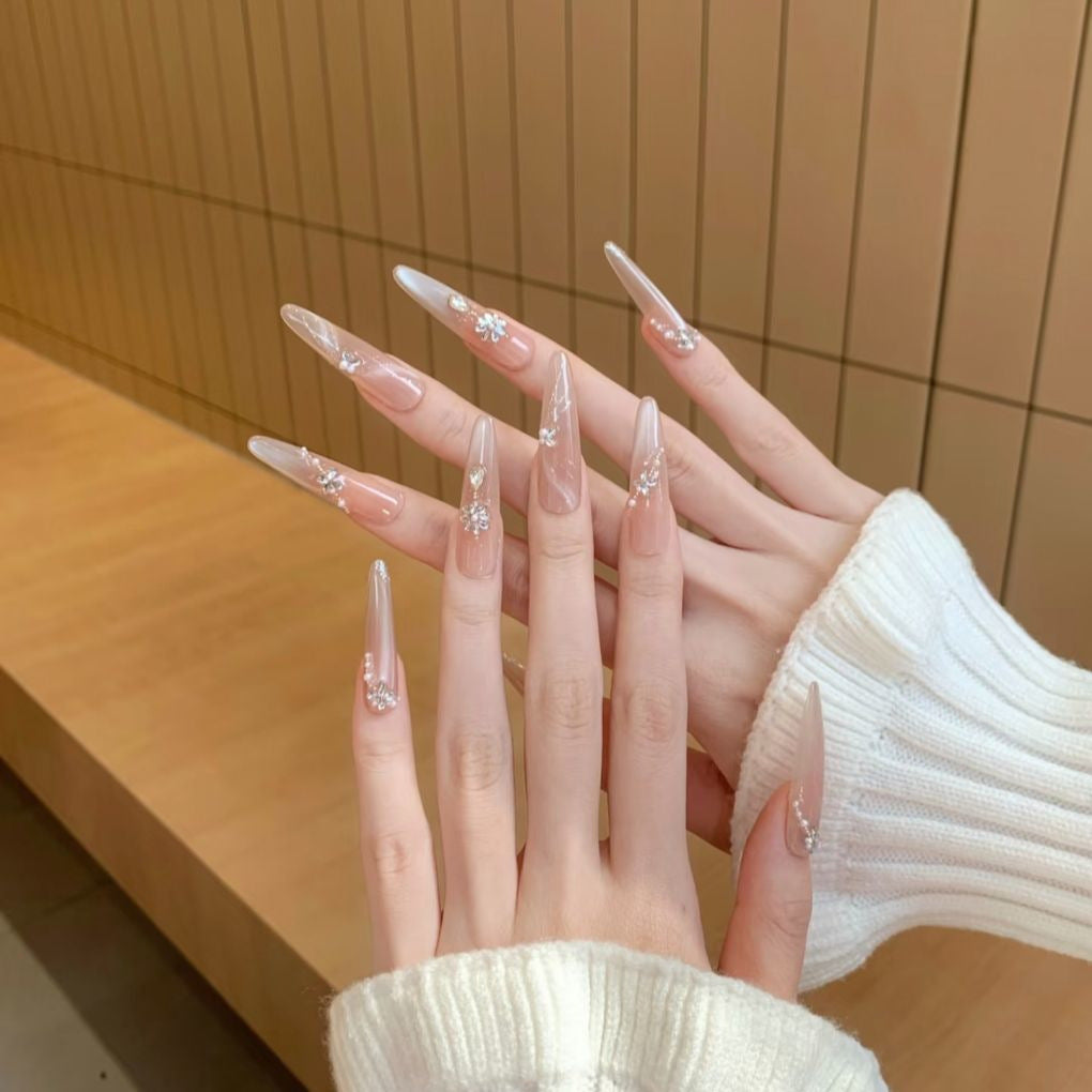 Exquisite Stiletto-Nagelverlängerungen mit Kristallakzenten