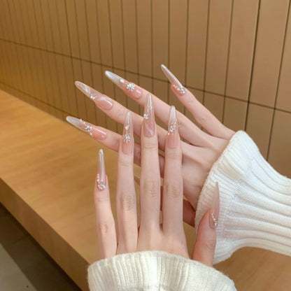 Exquisite Stiletto-Nagelverlängerungen mit Kristallakzenten
