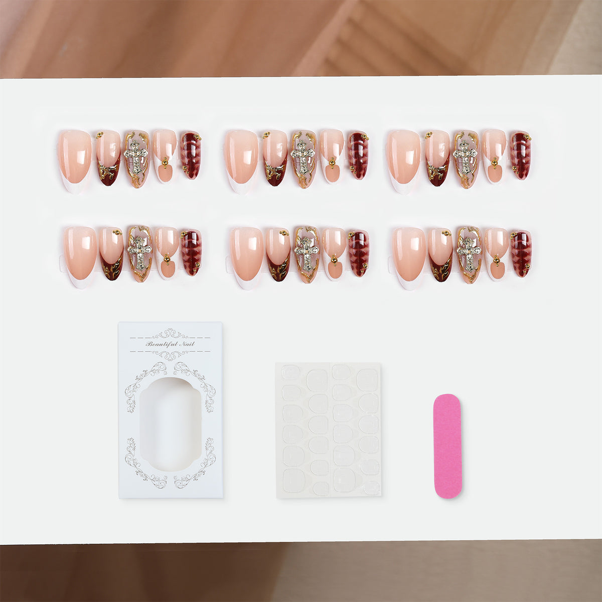 Kunstnägel mit elegantem Glitzer und Schmuckdetails Brehn