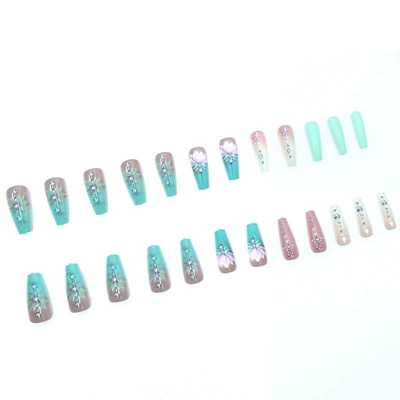 Elegante florale Edelstein-Nagelkunst Brehn