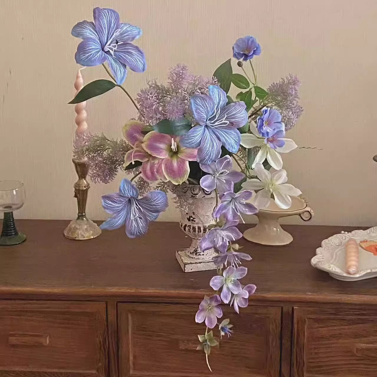 Lebensechte florale Tischdekoration Arrangement